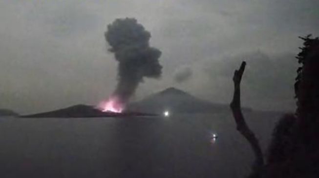 Gunung Anak Krakatau Level 3, BMKG: Waspadai Potensi Tsunami di Malam Hari!